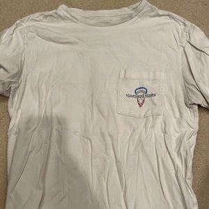 vineyard vines tee🤍